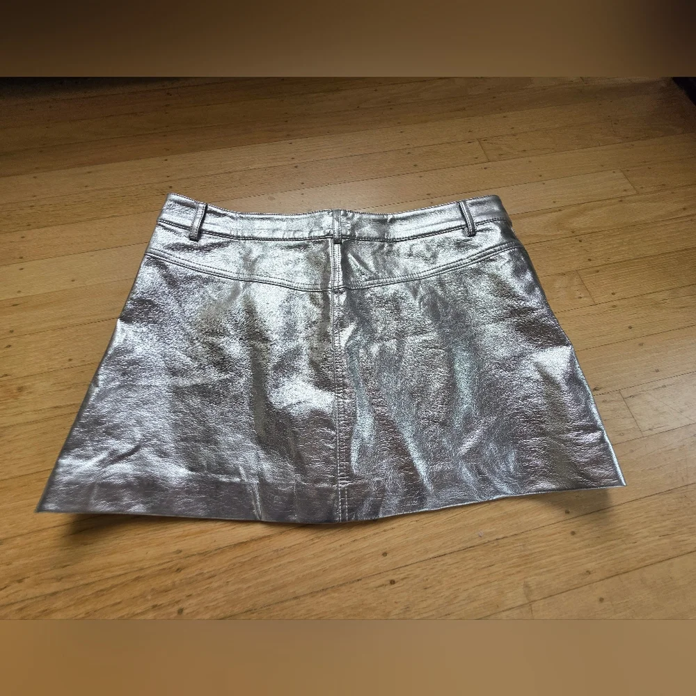 🏵MNG Silver Faux Leather Lined Mini Skirt with Pockets Size L EUC - Picture 4 of 4